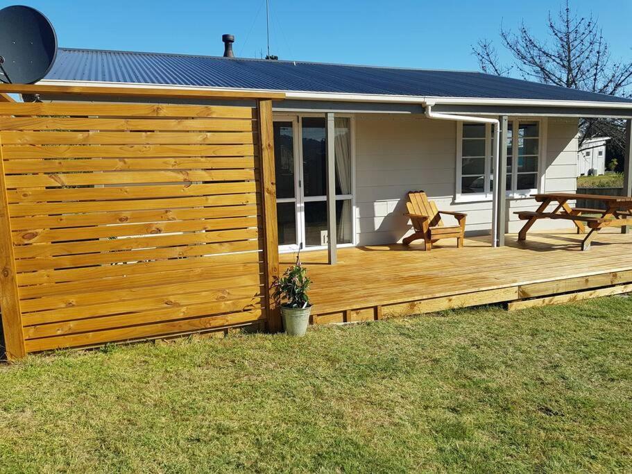 Relaxed Beach Retreat, Mod Family Friendly Bach Foxton Beach Exterior photo